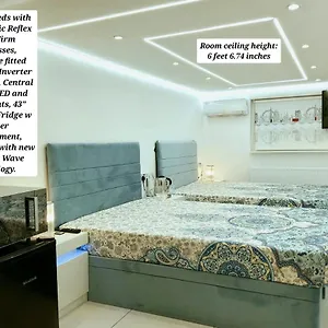 Air Conditioned Modern Double Bed With Private Attached Bathroom - Free Parking - Near London Heathrow Airport & Broadway , Southall Verenigd Koninkrijk