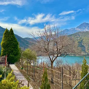 Lakeview Escape , Koman Albanië